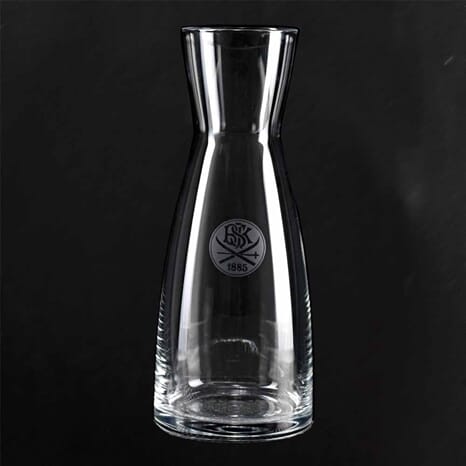 Ypsilon glass i 4 størrelser, og karaffel i 3 størrelser med eget trykt motiv