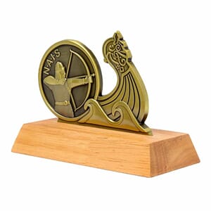 NAIS statuett på trefot